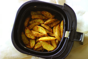 Potato wedges inside air fryer. Best way to fry potatoes without oil at home